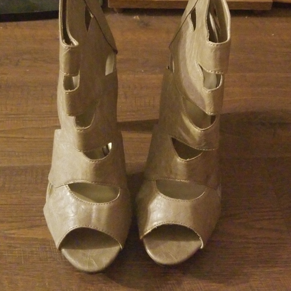 Heels - Picture 1 of 2